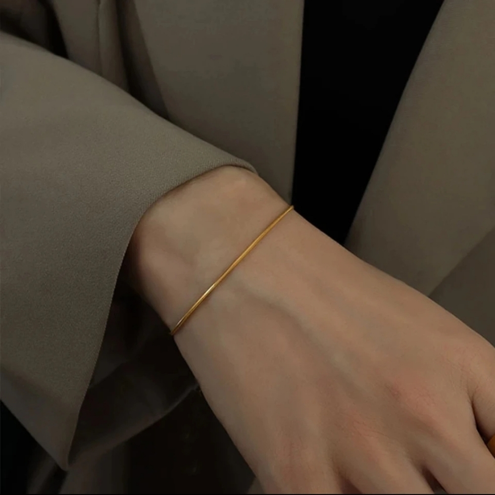 4 gold tone chain bracelets - Picture 2 of 6